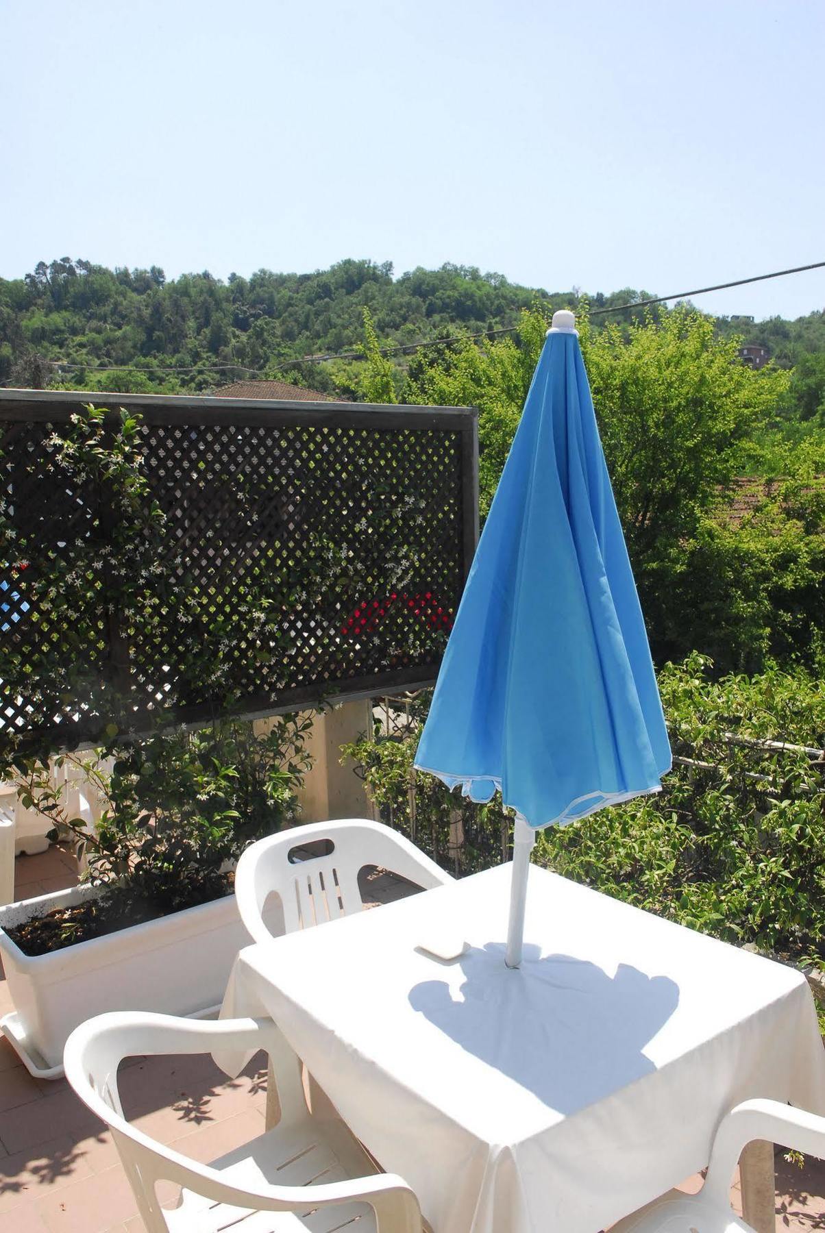 La Pergola Private Parking Hotel Vezzano Ligure Exterior photo